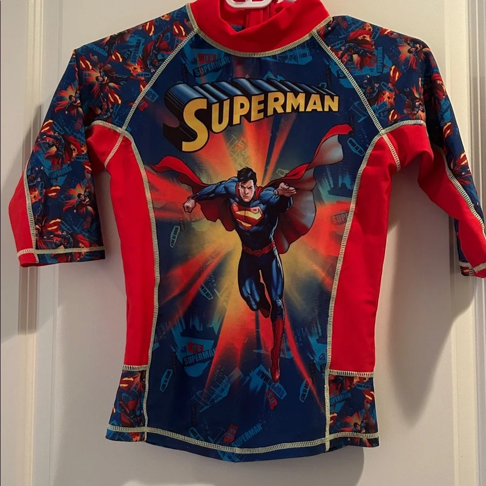 NWOT DC Comics Superman graphic Bodycon Swim top UV50+Long Sleeves zip back 6-8Y